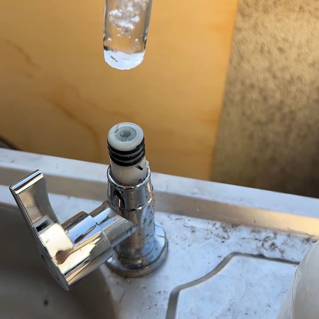 ホース部分が抜け、氷が現れた瞬間／ぜろまるペッツさん（@ぜろまるペッツ）提供