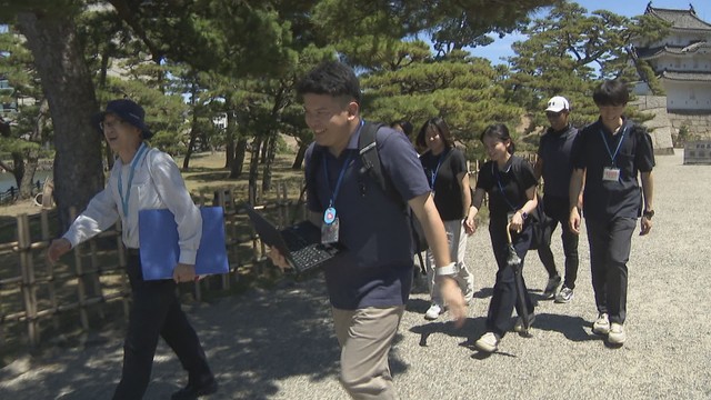 玉藻公園にやって来た、4月に高松市の小中学校に採用された教諭6人