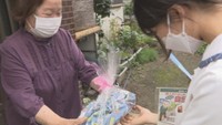地域の高齢者にお菓子を届ける高校生