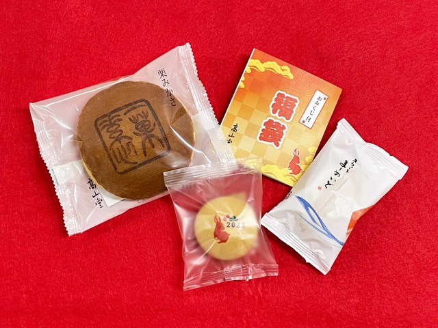 正月らしい和菓子とおみくじの詰め合わせ
