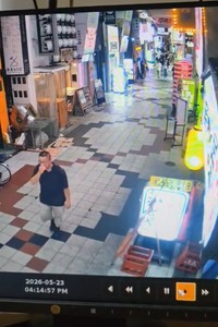 右手の無料案内所前にあった看板が…（たかロビンさん提供）