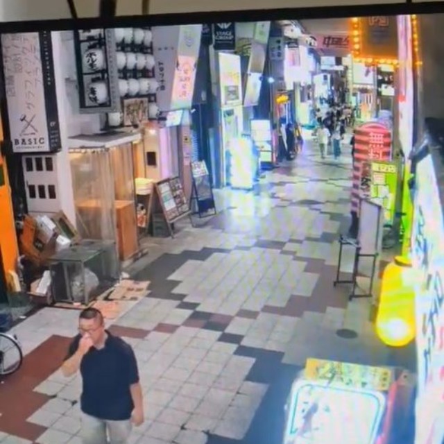 右手の無料案内所前にあった看板が…（たかロビンさん提供）