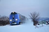 冬の宗谷本線を走る特急サロベツ（LEPANNEAU/stock.adobe.com）