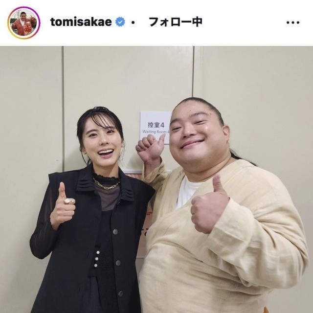 富栄ドラムのインスタグラム＠tomisakaeより(左は花岡すみれ）