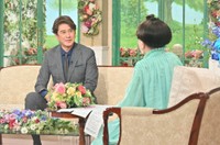17日放送の「徹子の部屋」に出演する川崎麻世（左）と司会の黒柳徹子＝テレビ朝日提供
