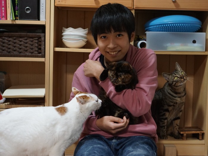 「えびちゃん、抱っこさせてください」と怜央君。イーグル（左）は順番待ち