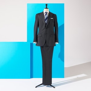 動きやすく通気性にも富む機能派。ジャージー素材スーツで社会人スタート！