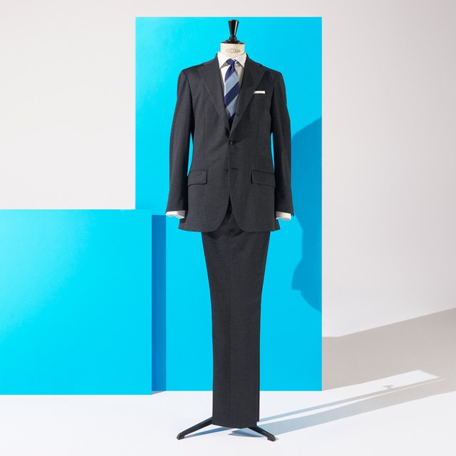 動きやすく通気性にも富む機能派。<br>ジャージー素材スーツで社会人スタート！