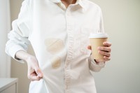 うっかりしてコーヒーが服に付いちゃった…※画像はイメージです（Pormezz/stock.adobe.com）
