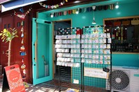 町家の街並みが残る奈良町の細い路地を曲がると「帆布といきもの さんなすび」のカラフルな外観が見えてくる（2021年2月1日撮影）
