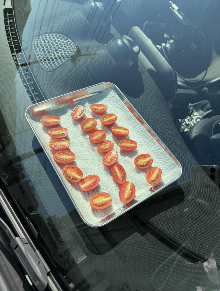 灼熱の車内でドライトマト制作開始　画像提供：HRS