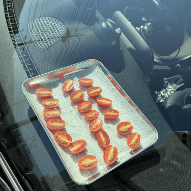灼熱の車内でドライトマト制作開始　画像提供：HRS