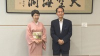 「国際交流基金」の理事・佐藤百合さん（左）と香川県の浜田知事（右）