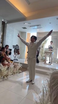 バク転を終え、両手を上げる新郎／たくまさん（@oya_taku0714）提供