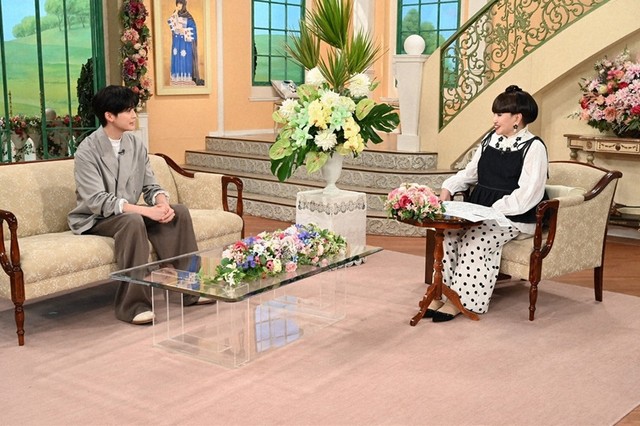 黒柳徹子さん（右）とトークを展開する高橋文哉さん