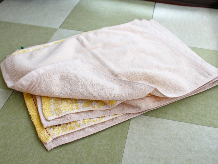 手作りしたもの。タオルを5枚ほど重ねて太い糸で止める