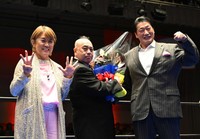 デビュー35周年の木原文人リングアナ（中央）をリングで祝福するタレントの山田邦子（左）と全日本OBの小橋建太＝後楽園ホール