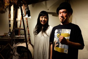 自作の映像機と楽器で魅了する「ウサギニンゲン」　新作は豊島産廃テーマに