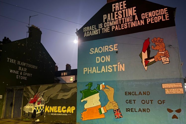ニーキャップのメンバーがよく通っていたパブの真横にある壁画。パレスチナへの連帯のほか、「イングランドはアイルランドから出ていけ」と記されている