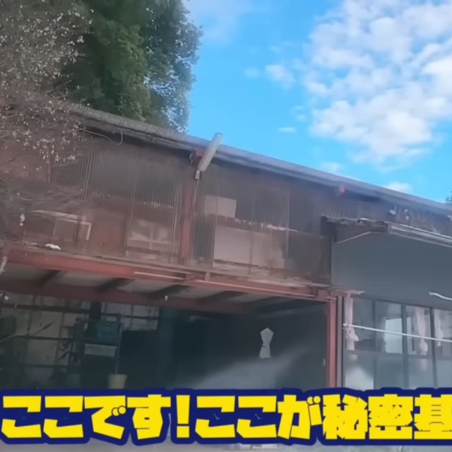 土地と建物合わせて15万円で購入したガレージ物件「秘密基地」／YouTubeチャンネル「休日はだかライフ（holiday naked life）」（@holidaynakedlife）提供