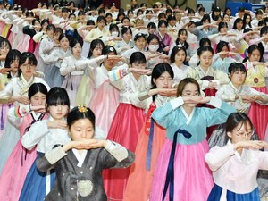 韓国で女子大の共学化めぐり混乱　社会を悩ます「ジェンダー葛藤問題」若年男性の鬱憤