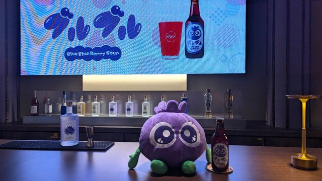 同社マスコットキャラの「ブルブルくん」とアフタヌーンティーやお酒を楽しめます。 ※筆者撮影