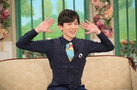 徹子さんにストレッチを伝授する片岡信和さん
