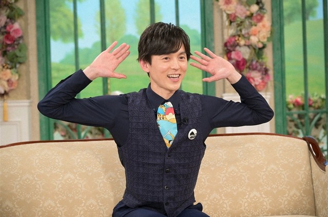 徹子さんにストレッチを伝授する片岡信和さん