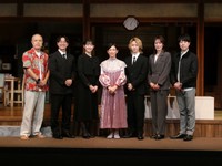 （左から）田中要次、西野創人、足立梨花、鈴木保奈美、小越勇輝、蘭寿とむ、冨坂友氏＝４月