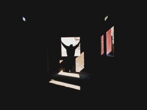 顔も名前も知らない、でも忘れられない。今も繋がる「暇つぶし」の彼