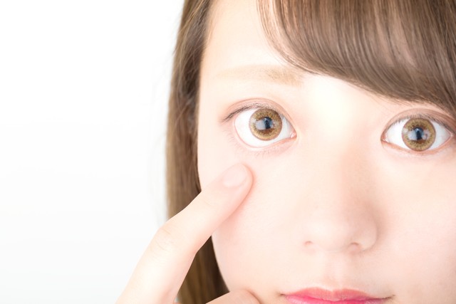 「目が痛い」女子大生、眼科に通うも一向に治らない理由に驚き！（oka/stock.adobe.com）※画像はイメージ