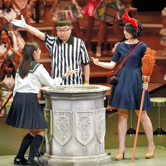 大和田南那（左）相手に後出しをした前田亜美＝2014年