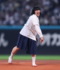マウンドで笑顔のアバンギャルディ・SONO＝エスコンフィールド北海道