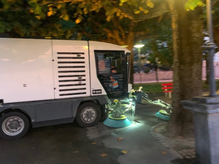 早朝のお掃除車。これは日本で見ない車。葉っぱやゴミを回収してました。街に放置ゴミが少ないのはこの車の活躍でしょう