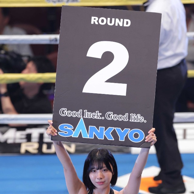 ラウンドガールを務める三橋くん＝2024年