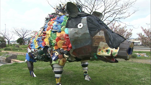 チヌに続いて「シシ」もやってきた　家庭ごみで作ったアート作品が宇野港でお披露目　岡山・玉野市