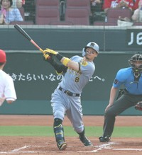 二回、先制ソロを放った佐藤輝＝マツダスタジアム