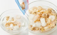 塩水を作り30分から1時間浸ける（出典：ニチレイフーズ「食」ライフハックメディア「ほほえみごはん」）
