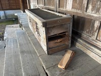 鍵を壊された賽銭箱（手塚さん提供）