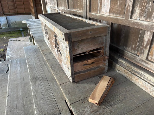 鍵を壊された賽銭箱（手塚さん提供）