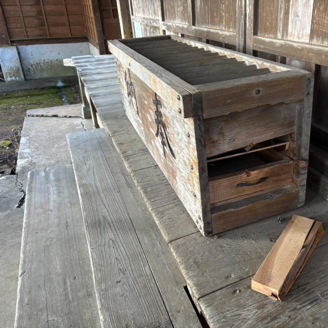 鍵を壊された賽銭箱（手塚さん提供）