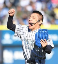始球式パフォーマンスで盛り上げる柳沢慎吾