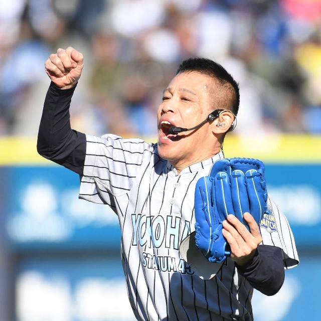 始球式パフォーマンスで盛り上げる柳沢慎吾