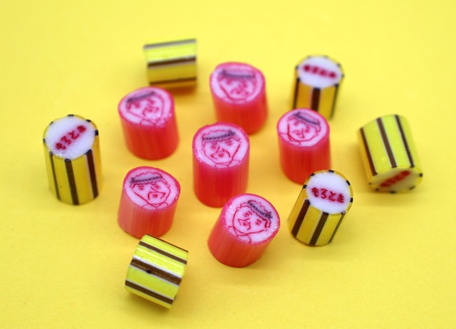 配布した「もろとき」柄（りんご飴味）と 「あめおばちゃん だんじり版」（ミックスジュース味）のキャンディ