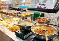 台湾でのバイキング。「料理を取る際は話をするな！！」と書かれています