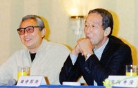 会見する田中邦衛さん（右）と倉本聰氏＝1998年