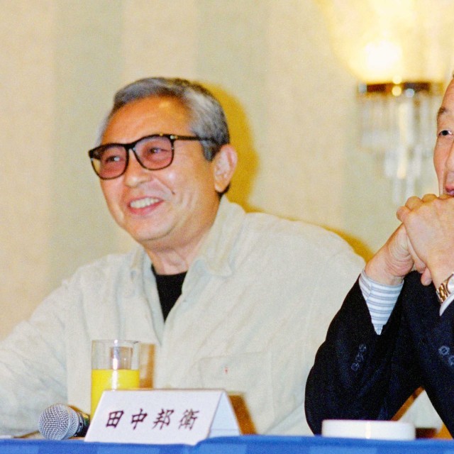 会見する田中邦衛さん（右）と倉本聰氏＝1998年
