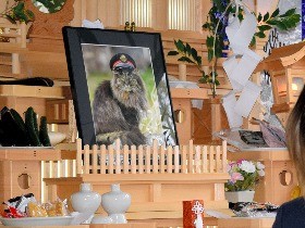 名誉駅長「ばす」の社葬　３００人参列