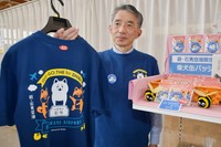 「元祖柴犬石号」のイラストが入ったオリジナルＴシャツ＝益田市内田町、石見空港ターミナルビル売店
