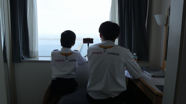 関西空港を望む部屋に分かれてリモートで結ぶ